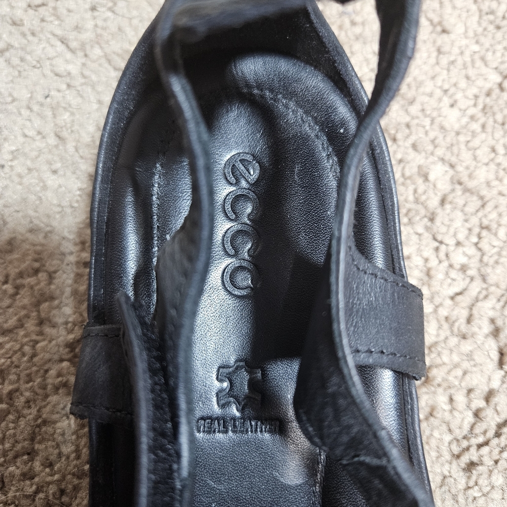Ecco Black Leather T-Strap Sandals with Woven Accent - Picture 5 of 5